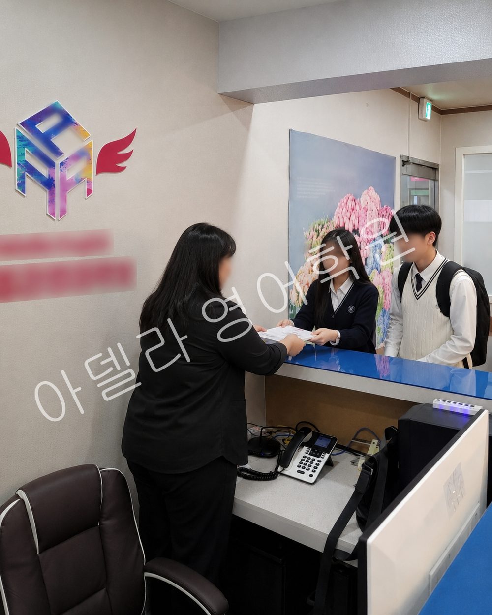 학원에서 학습자료를 전달하며 다음 학습을 안내하는 장면