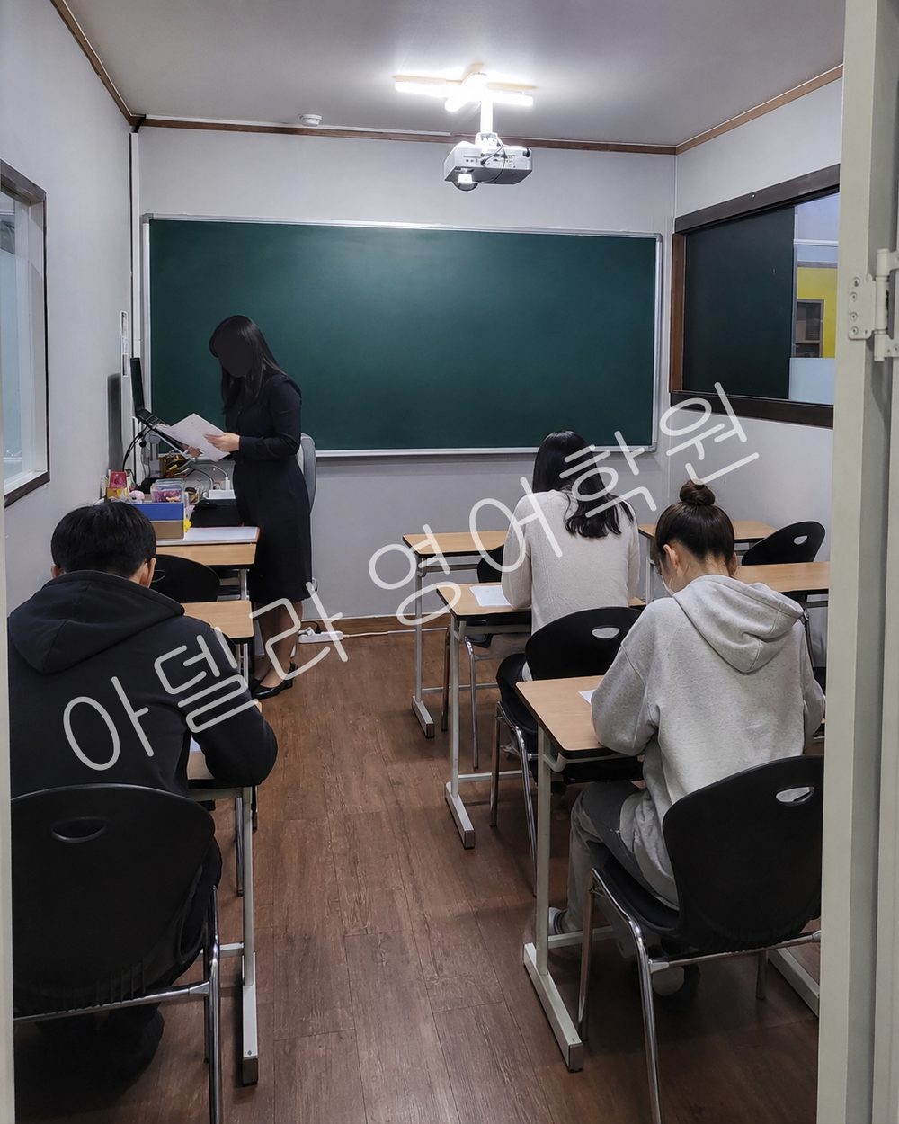 수업 중 학생 문제지를 확인하는 피드백 장면