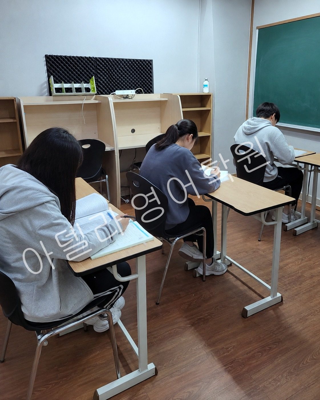 성서 중등 영어 빈틈을 학원 문제로 확인 관련 수업과 피드백 장면