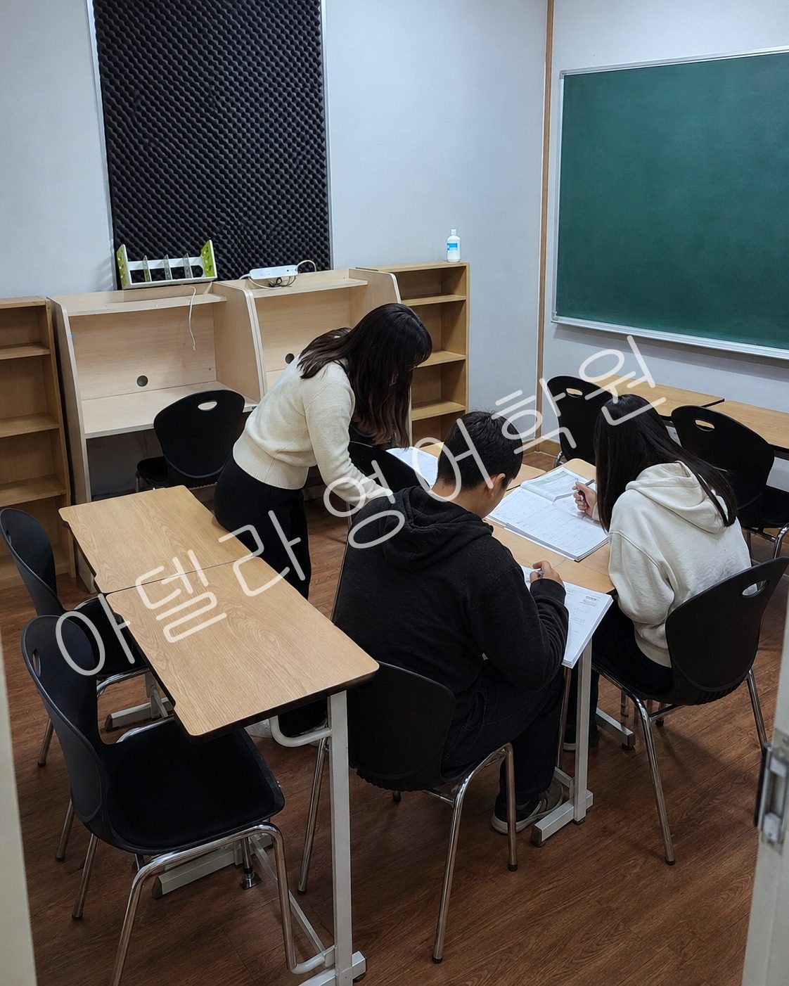 성지중 영어 오답 근거를 학원 피드백으로 다시 설명 관련 실제 학습 장면
