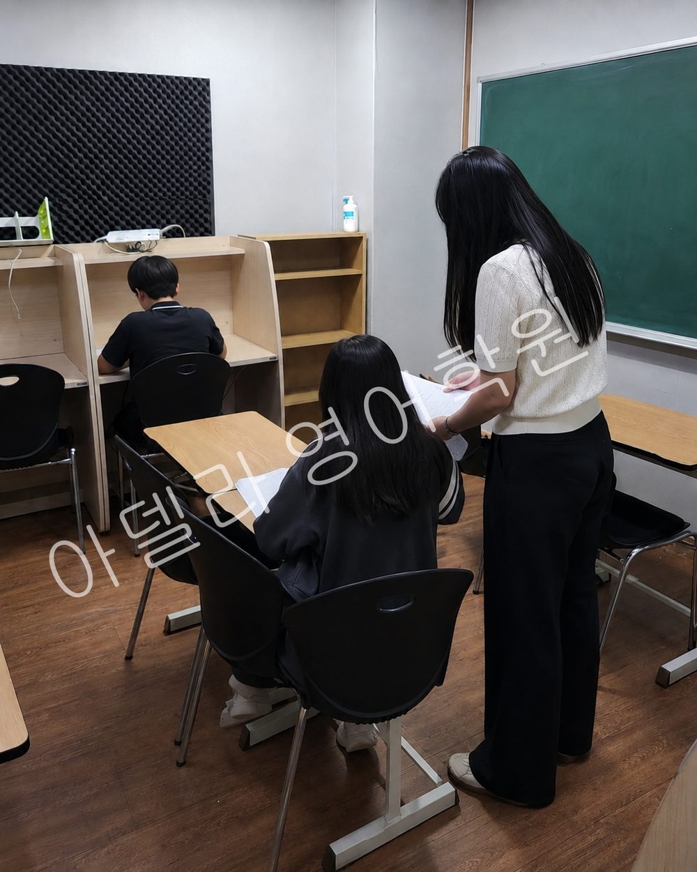 학생 답안을 곁에서 확인하며 피드백하는 학습 장면