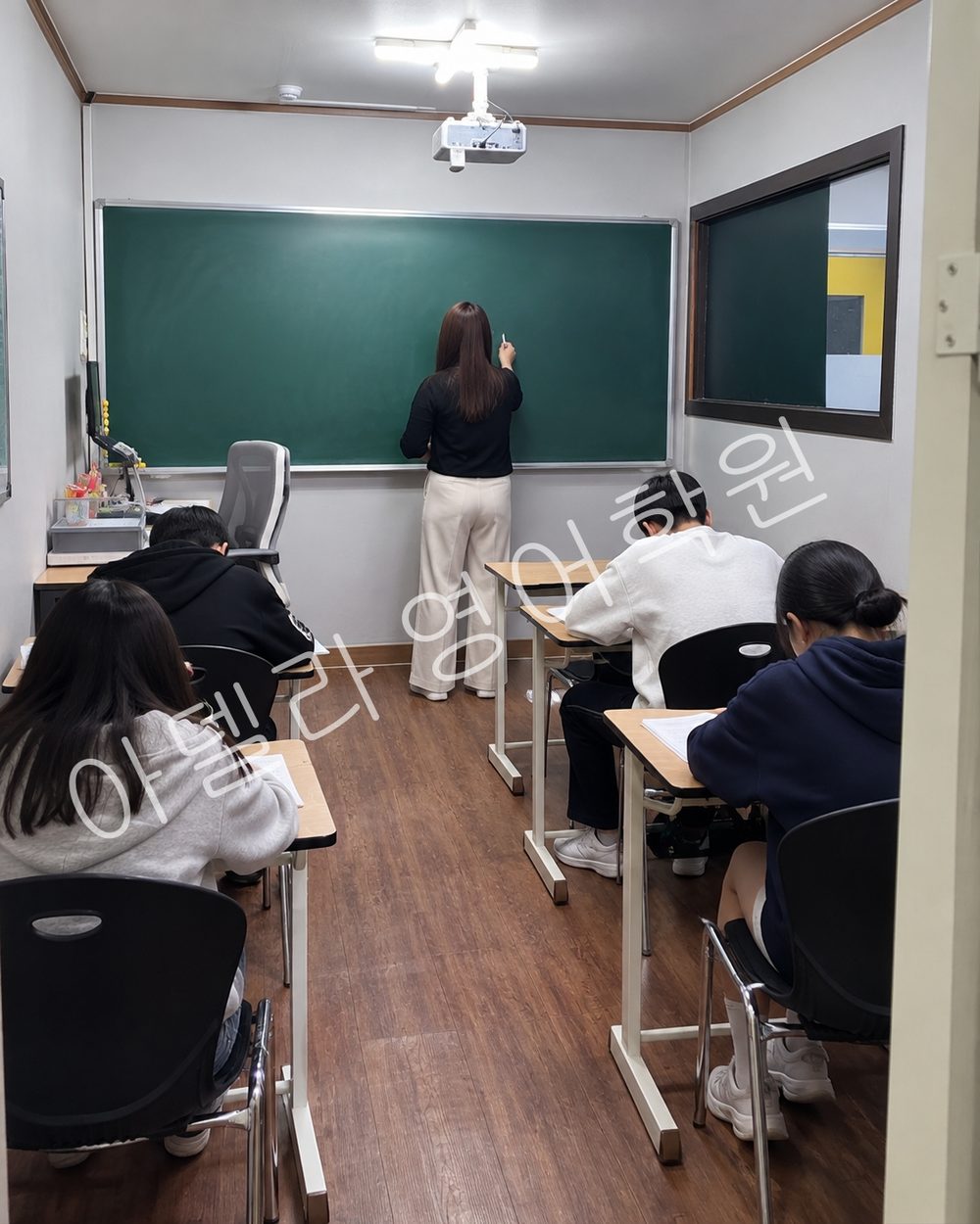 고등 영어 수업에서 문제 풀이 시간을 점검하는 장면